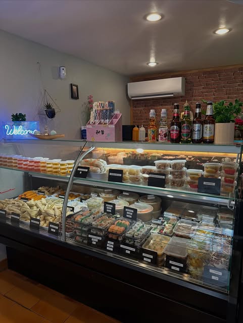 Le comptoir et sa vitrine