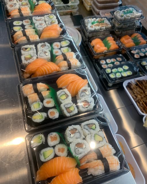 Les assortiments de sushis et de makis